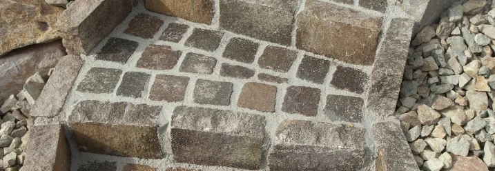 Gepflasterte Gartentreppe